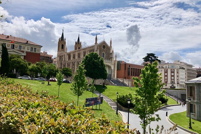 Half Day Private Prado Museum Guided Tour - Visiting the Puerta de Alcala: A Neoclassical Landmark