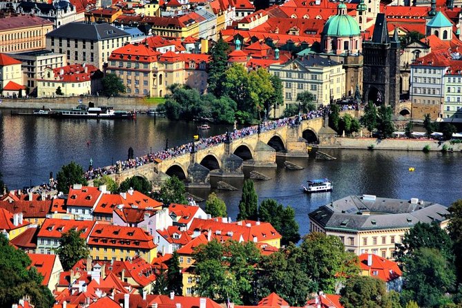 Half-Day Private Tour of Prague + River Cruise by Luxury Mercedes - Visiting Prague Castle and Its Courtyards