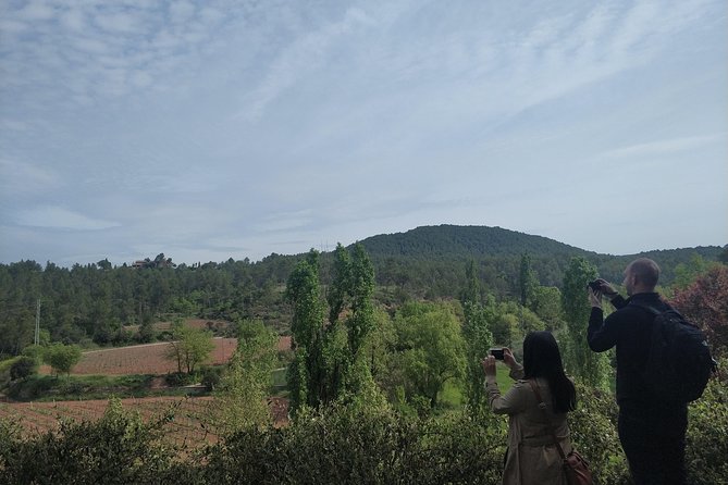 Half Day Private Wine & Oil Tasting Tour near Barcelona with hotel pick up - The Role of the Guides and the Tour’s Personal Touch