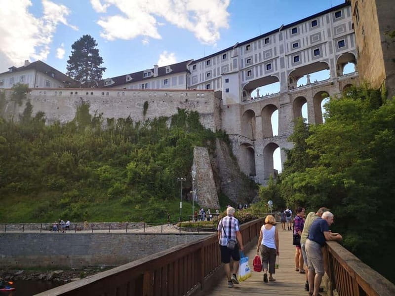 Hallstatt: Transfer to Prague via Cesky Krumlov with Tour - Krumlov Castle: The Renaissance Jewel on the Vltava River