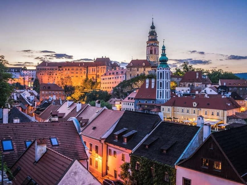 Hallstatt: Transfer to Prague via Cesky Krumlov with Tour - Tasting Local Flavors at Cesky Krumlovs Pubs and Restaurants
