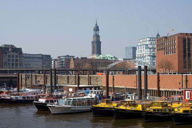 Hamburg: 1.5-Hour Comedy Bus Tour in German - Meeting Point and Tour Logistics