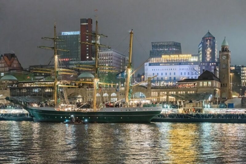 Hamburg: 1.5-Hour Evening Lights Harbour Cruise on a Ship - Food and Drinks on the Cruise