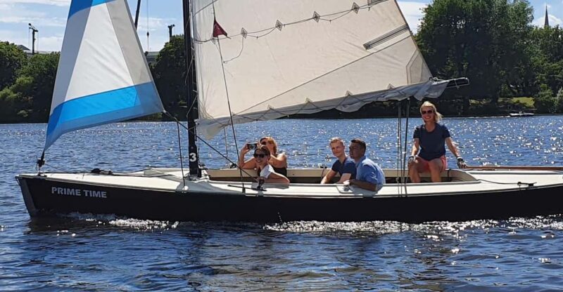Hamburg: 1.5-Hour Sailing Sightseeing Tour on Aussenalster - Safety and Comfort on the Sailing Ship