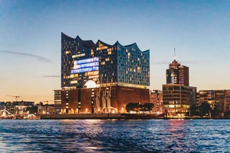 Hamburg: 1.5h Grand Harbor Evening Lights Cruise - Live German Commentary and Its Role in the Tour