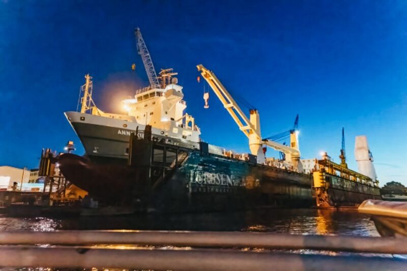 Hamburg: 1.5h Grand Harbor Evening Lights Cruise - Practical Details: Meeting Point and Accessibility