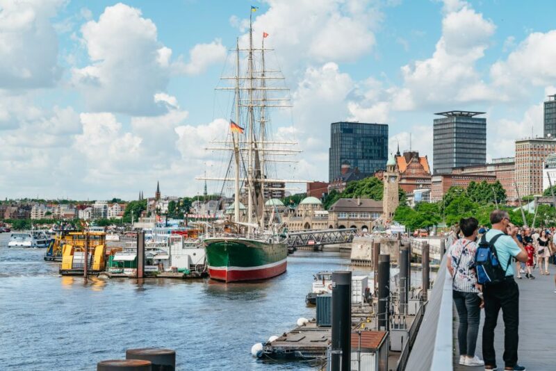 Hamburg: 1-Hour Harbor Sightseeing Cruise with HafenCity - Onboard Comfort and Viewing Options