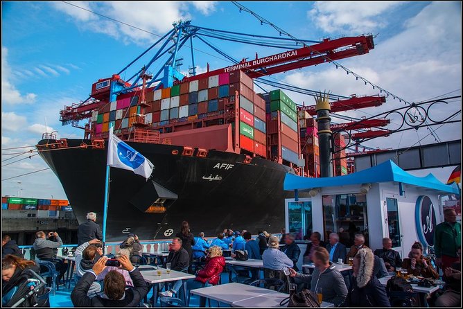 Hamburg: 1-hour harbor tour - The experience on board and guide narration