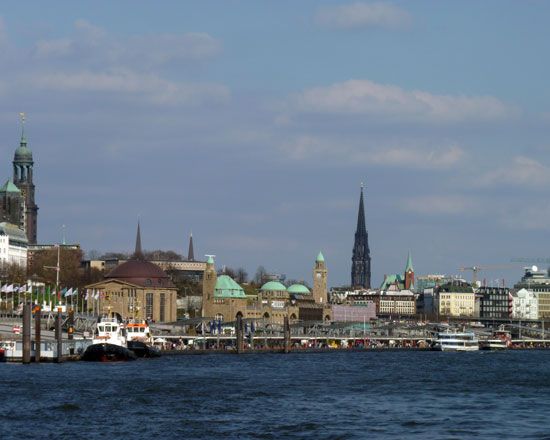 Hamburg: 2-Hour Tour Along the Elbe - The Guides and Multilingual Offerings