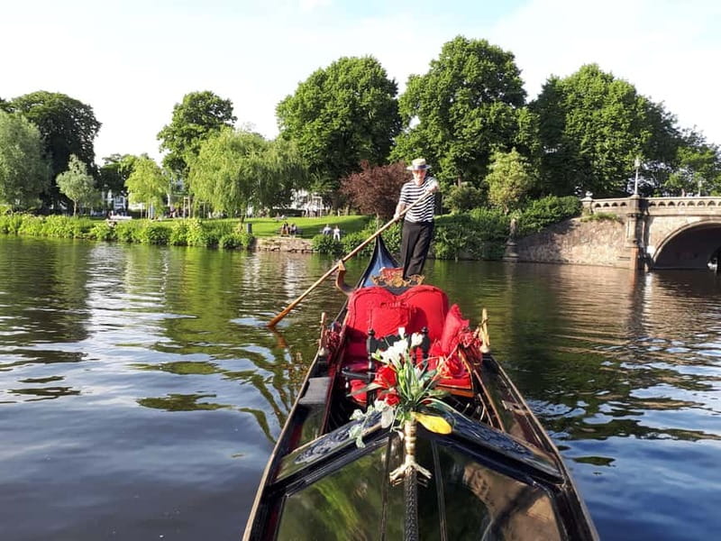 Hamburg: Alster Lake public Tour in a Real Venetian Gondola - The Experience of Carlo: A Gondolier Trained in Venice
