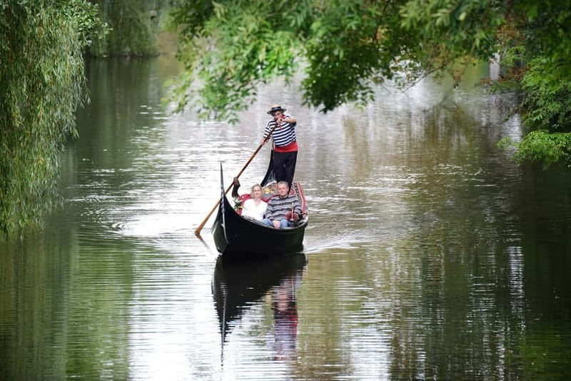 Hamburg: Alster Lake public Tour in a Real Venetian Gondola - Who Will Enjoy This Tour Most?