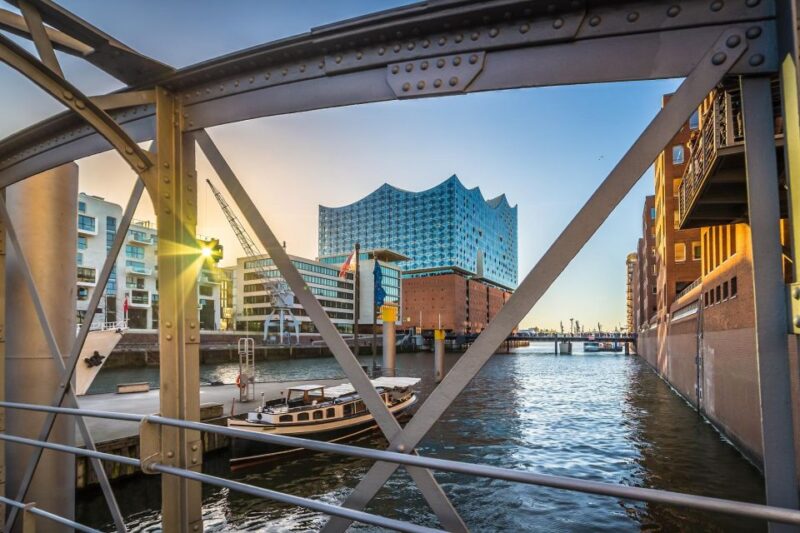 Hamburg Combi: 1,5h Evening Cruise & 2h Reeperbahn Tour - Discover Hamburg’s Illuminated Port on a 1.5-Hour Light Tour