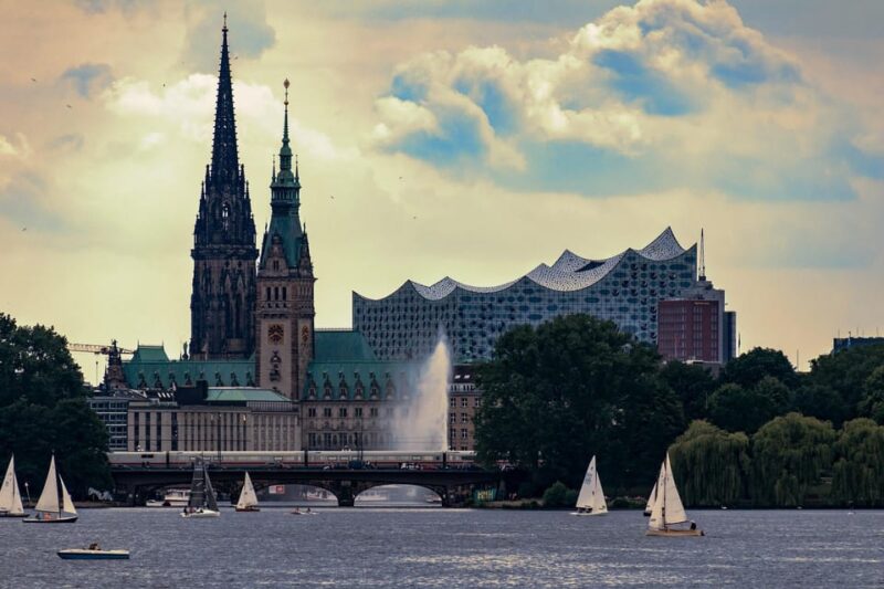 Hamburg: English Bike Tour - Around the Outer Alster Lake - Ease of Access and Group Experience