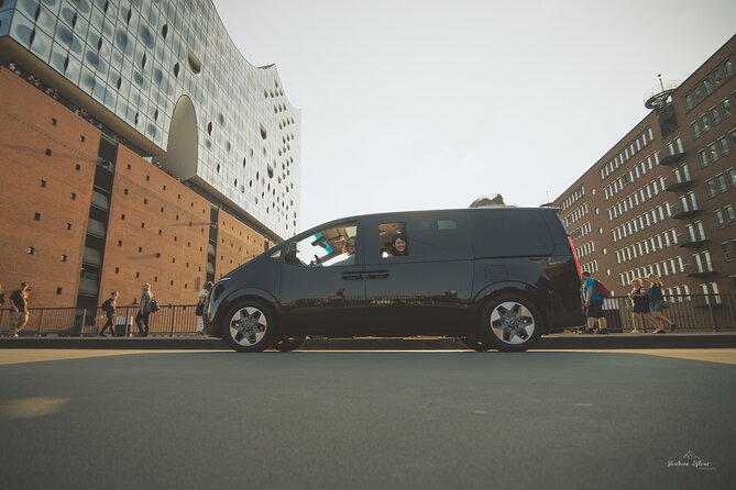 Hamburg for explorers, city tour in a first class van - Key Points