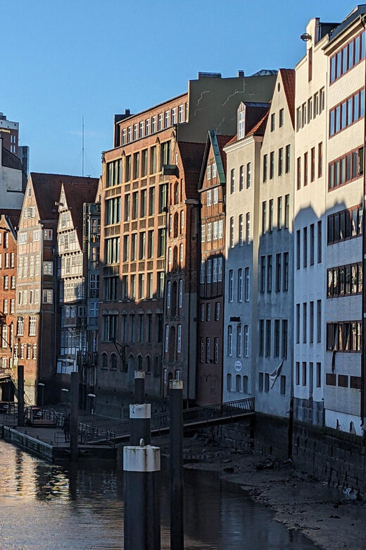 Hamburg: Guided Tour in French, the essentials in 2,5 hours! - Exploring Speicherstadt and HafenCity