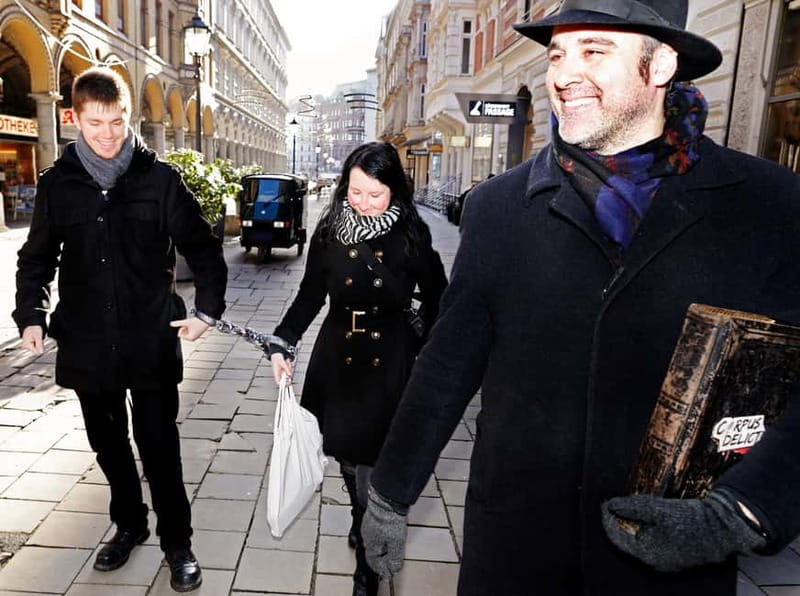 Hamburg: Interactive Crime Theater Tour in German - Discover Hamburg’s Crime Secrets with an Interactive Theater Tour