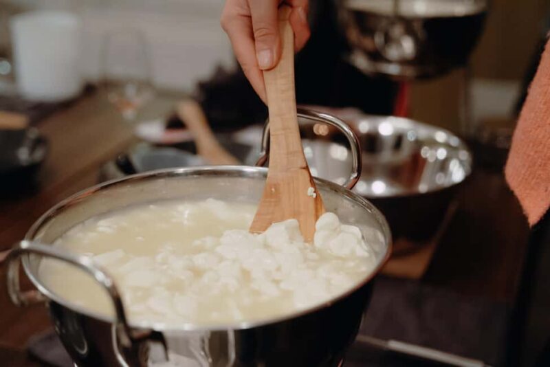 Hamburg: Mozzarella course with accompanying wines - Practical Details: Meeting Point and Accessibility