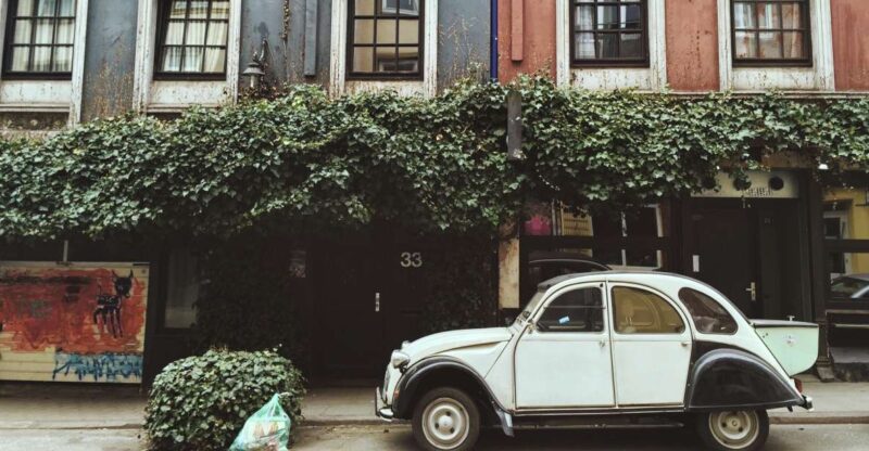 Hamburg: Personalized Private Tour with a Local Host - The Tour Starts at the Skulptur Liegende in Valentinskamp