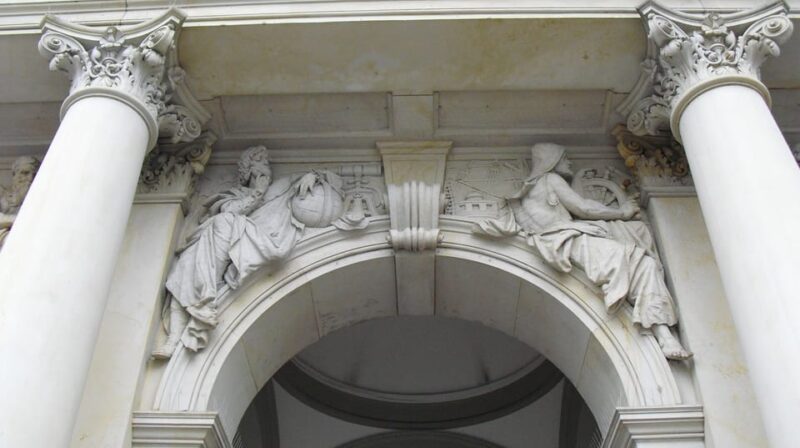 Hamburg: Private Tour Down Town around City Hall - Visiting Hamburg’s Historic Churches and Landmark Buildings