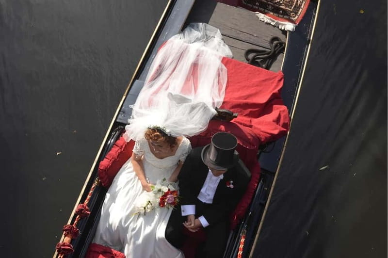 Hamburg: private Tour in the royal Venetian Alstergondel - Discover Hamburg from the Water in a Private Venetian Gondola