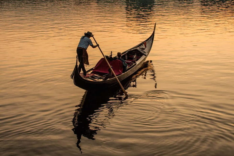 Hamburg: private Tour in the royal Venetian Alstergondel - The Route and Featured Stops on Hamburg’s Inner Waterways