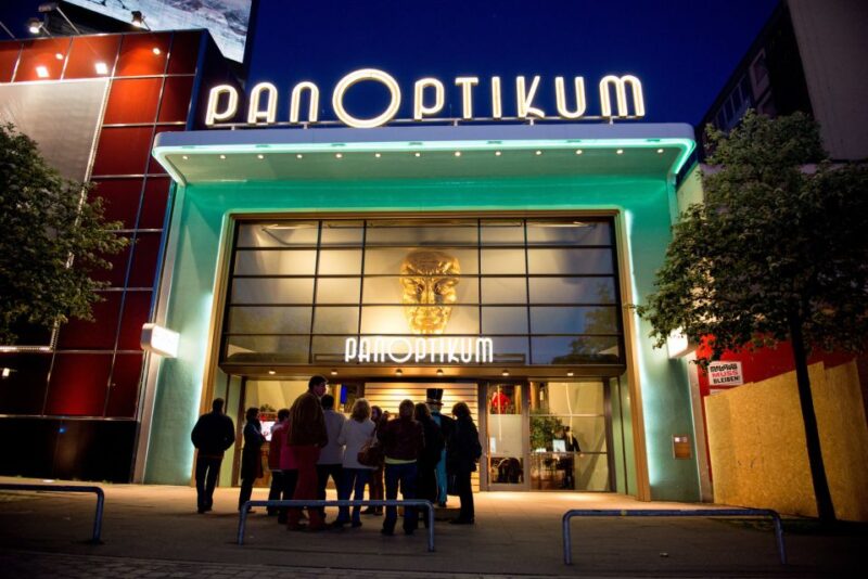 Hamburg: Private Tour Red Light District Walking Tour - Visiting Iconic Bars: Silbersack and Ritze