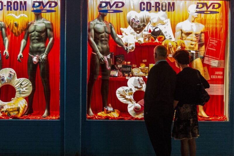 Hamburg: St. Pauli Highlights Guided Tour with Beer for 18+ - Explore Hamburg’s Reeperbahn with a Guided Tour for 18+