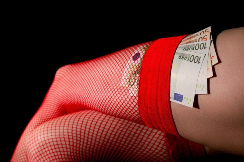 Hamburg: St. Pauli Highlights Guided Tour with Beer for 18+ - Learn About Local Gangs and Safety Tips from the Guide