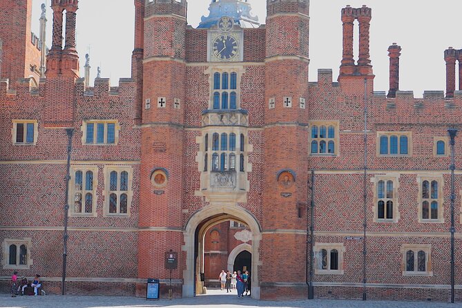 Hampton Court Guided Tour. Full day Access & High Tea - The Role of the Guides and Personal Stories