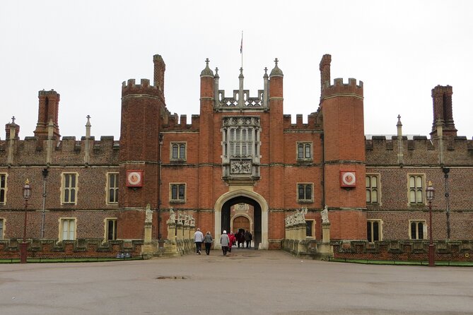 Hampton Court Palace, Stonehenge & Roman Bath Private Tour with Passes - Key Points