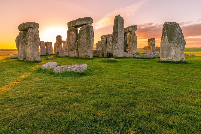 Hampton Court Palace, Stonehenge & Roman Bath Private Tour with Passes - Uncover the Mysteries of Stonehenge with Audio Guides