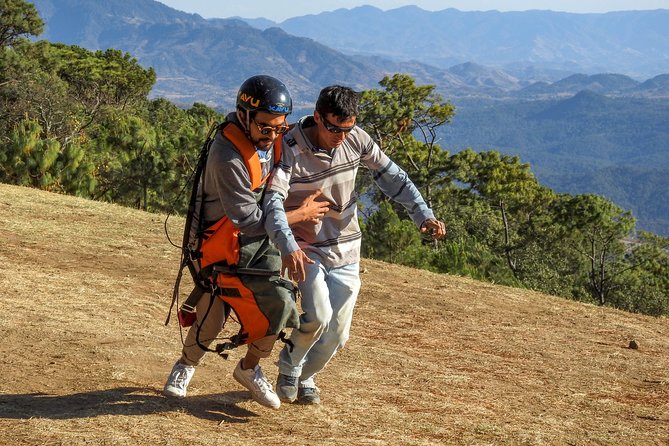 Hang gliding in Valle de Bravo - The Pilot: Experienced and Confident in the Sky