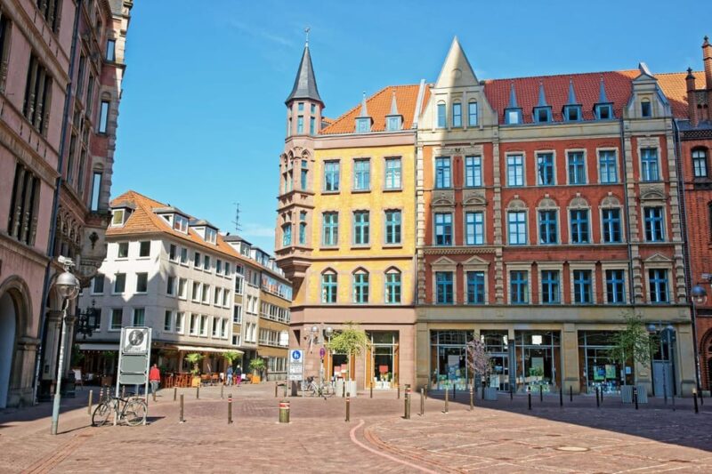 Hannover: Express Walk with a Local in 60 minutes - Exploring Hannover’s Architectural Landmarks: From the New Town Hall to Market Church