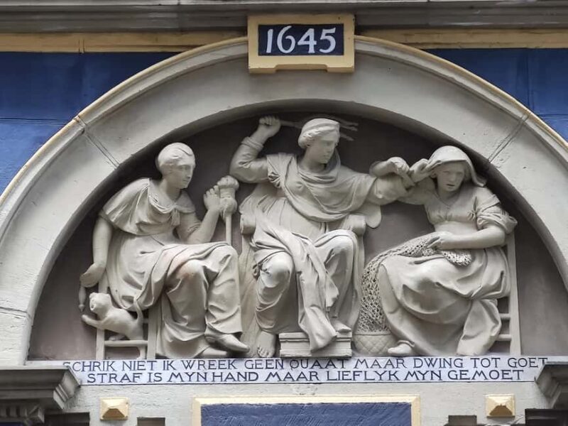 Happy B-day Amsterdam! Guided Tour with a History Buff - Revisit the Dutch East India Company at Nieuwmarkt Square