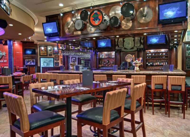 Hard Rock Cafe Meal: Niagara Falls, United States - Hard Rock Cafe in Niagara Falls: Prime Location for Food and Atmosphere