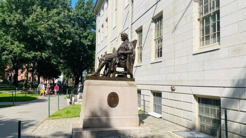 Harvard: America's oldest university - walking tour in French - Uncovering the Secrets of the John Harvard Statue