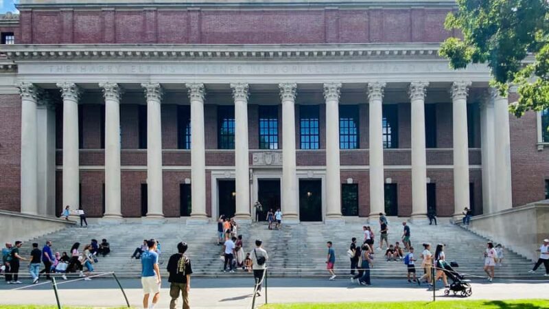 Harvard: America's oldest university - walking tour in French - Engaging with Harvard’s Traditions and Student Life