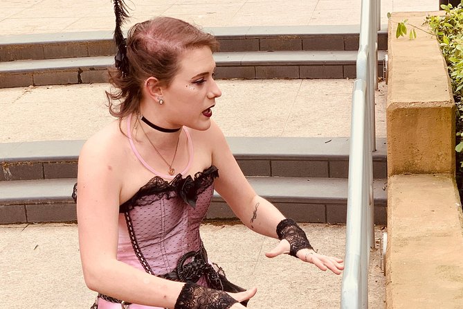 Haunted Chicago Booze and Boos Ghost Walking Tour - Passing Iconic Landmarks: Oz Park and King of Cups