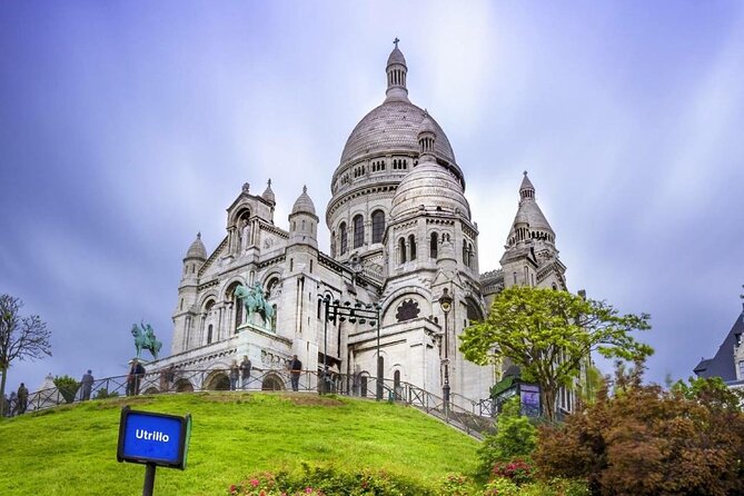 Heart of Bohemia Tour / duration 2H - from 1 to 6 passengers - Passing by the World-Famous Moulin Rouge