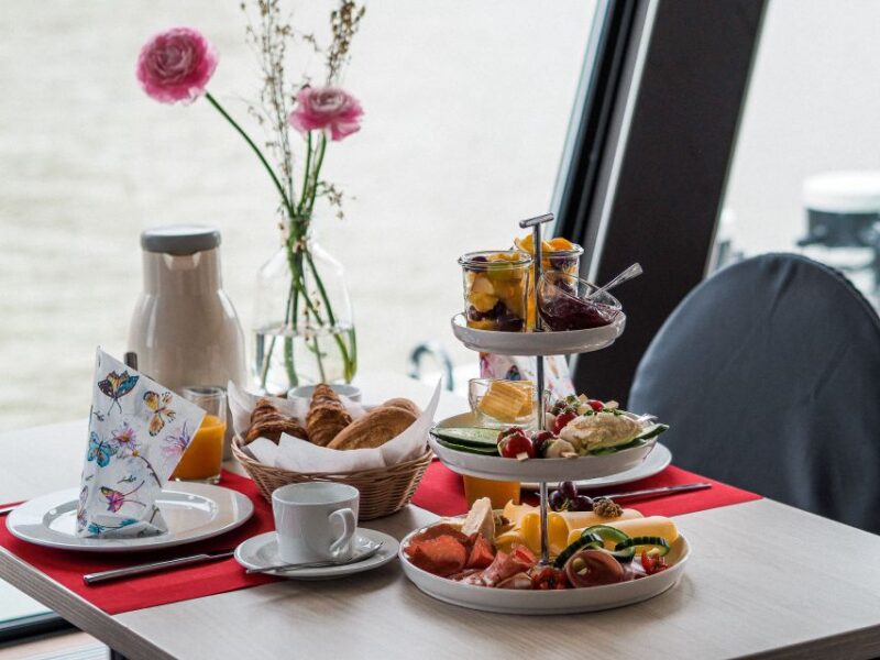 Heidelberg: Breakfast boat cruise - Wake Up with a Fresh Breakfast and Sparkling Prosecco