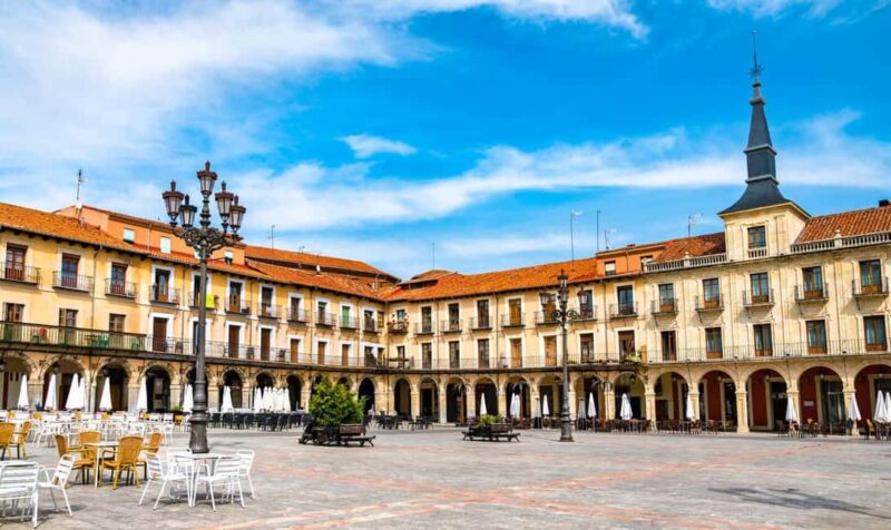 Hello León: Private 2-Hour Intro City Walk with Local Guide - Tasting a Traditional León Specialty