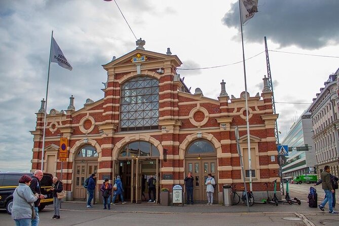 Helsinki Airport Layover Sightseeing Tour - Strolling Through Esplanadi Park and Its History