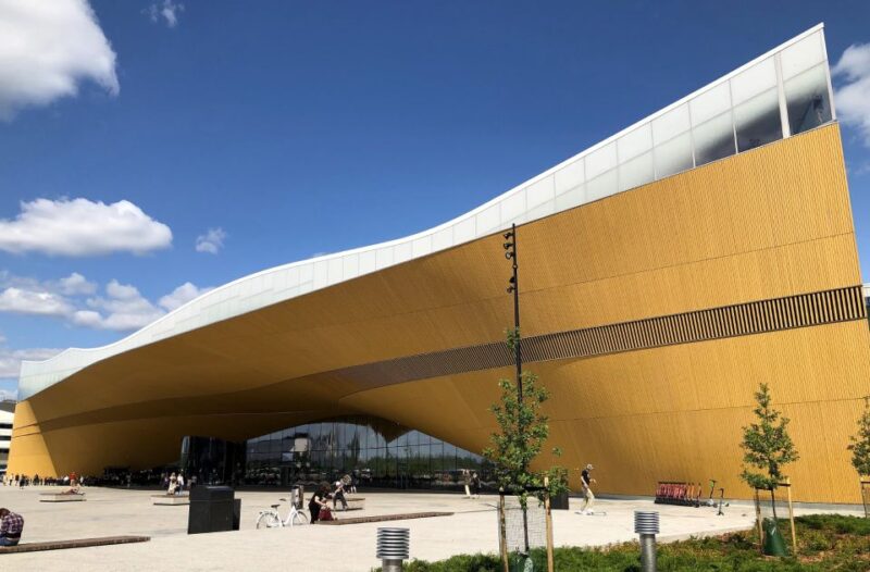 Helsinki: City Center Highlights Guided Minivan Tour - Exploring the Vibrant Central Market Square