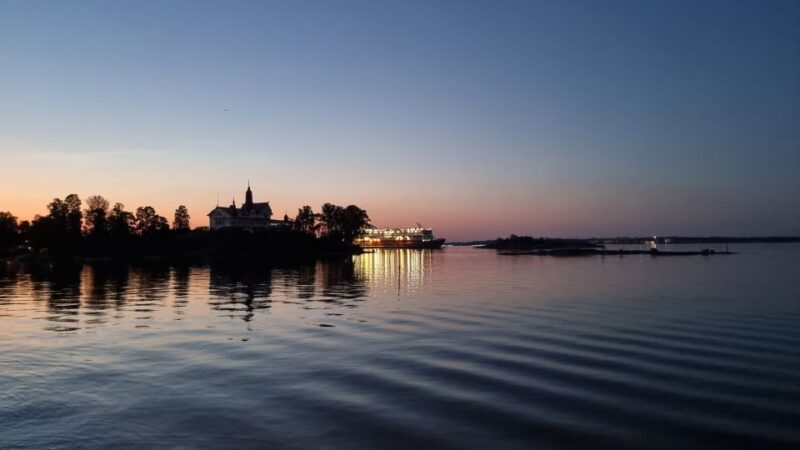 Helsinki: Private City Highlights Tour by VIP car - Market Square and Local Food Opportunities