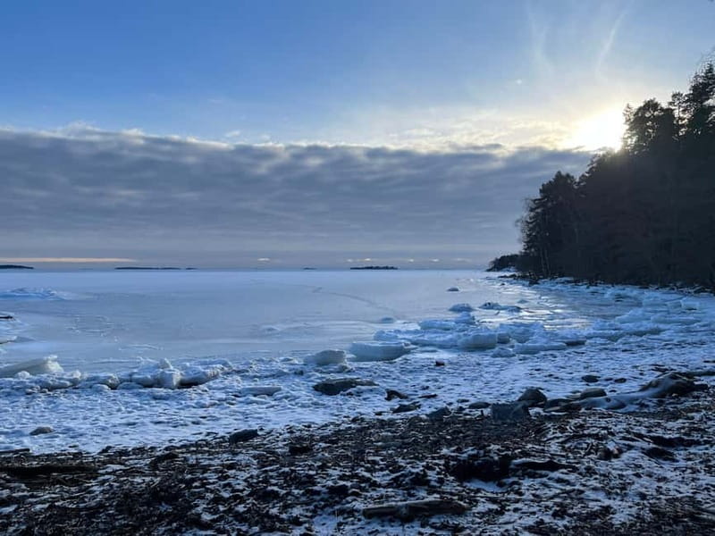 Helsinki: Uutela Guided Nature Hike with Snack - Enjoying a Relaxing Snack Break in the Outdoors