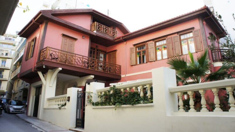 Heraklion: Family Zorba Treasure Hunt with Food Stops - Interactive Riddles and Gem Collection