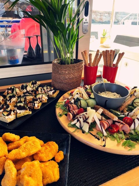 Heraklion: Private Catamaran Cruise to Dia with Meal&Drinks - Delight in a Fresh Mediterranean Meal Prepared Onboard