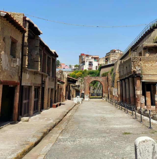 Herculaneum, the ancient pearl of the gulf of Neaples - From the Port to the Baths: The Key Stops