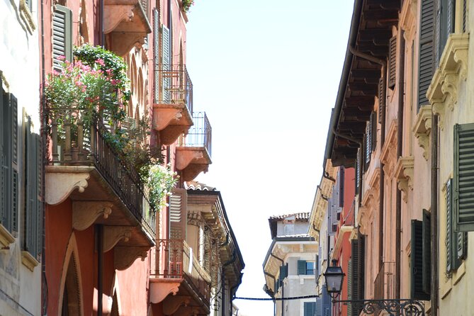 Hidden and fascinating Verona - 3 hour private walking tour - Exploring the Vibrant Piazza delle Erbe Market Square