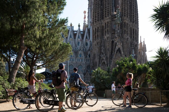 Highlights Bike Tour in Barcelona - Iconic Arc de Triomf and Ciutadella Park